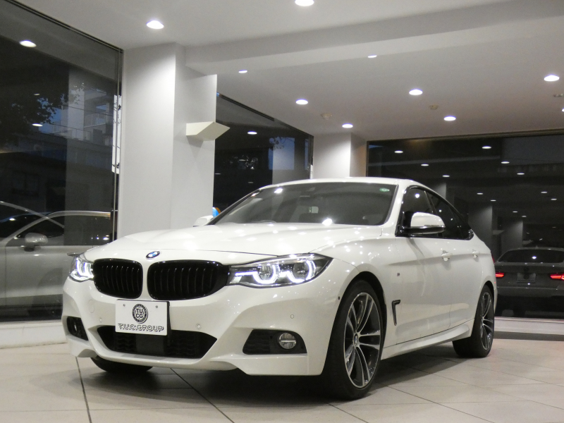 BMW 3シリーズ 320iｸﾞﾗﾝﾂｰﾘｽﾓ Mｽﾎﾟｰﾂ　☆後期 ｺﾝﾌｫA 追ACC ﾚｰﾝCHW 衝突軽減 黒革 ﾋｰﾀｰ iﾄﾞﾗｲﾌﾞﾅﾋﾞ(第5世代) ☆ﾄｯﾌﾟ･ｻｲﾄﾞﾋﾞｭｰｶﾒﾗ PDC LEDﾗｲﾄ Mｽﾎﾟｰﾂｴｱﾛ&19AW ｵｰﾄﾃｰﾙｹﾞｰﾄ　2年保証