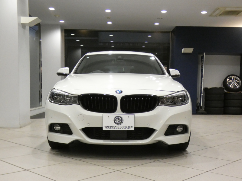 BMW 3シリーズ 320iｸﾞﾗﾝﾂｰﾘｽﾓ Mｽﾎﾟｰﾂ　☆後期 ｺﾝﾌｫA 追ACC ﾚｰﾝCHW 衝突軽減 黒革 ﾋｰﾀｰ iﾄﾞﾗｲﾌﾞﾅﾋﾞ(第5世代) ☆ﾄｯﾌﾟ･ｻｲﾄﾞﾋﾞｭｰｶﾒﾗ PDC LEDﾗｲﾄ Mｽﾎﾟｰﾂｴｱﾛ&19AW ｵｰﾄﾃｰﾙｹﾞｰﾄ　2年保証