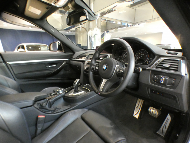 BMW 3シリーズ 320iｸﾞﾗﾝﾂｰﾘｽﾓ Mｽﾎﾟｰﾂ　☆後期 ｺﾝﾌｫA 追ACC ﾚｰﾝCHW 衝突軽減 黒革 ﾋｰﾀｰ iﾄﾞﾗｲﾌﾞﾅﾋﾞ(第5世代) ☆ﾄｯﾌﾟ･ｻｲﾄﾞﾋﾞｭｰｶﾒﾗ PDC LEDﾗｲﾄ Mｽﾎﾟｰﾂｴｱﾛ&19AW ｵｰﾄﾃｰﾙｹﾞｰﾄ　2年保証