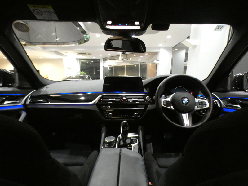 BMW 5シリーズ 523i Mｽﾎﾟｰﾂ　ｺﾝﾌｫA Dｱｼｽﾄ+ 追ACC ﾚｰﾝCHW 衝突軽減 ｸﾛｽ/ｱﾙｶﾝﾀｰﾗｼｰﾄ  iﾄﾞﾗｲﾌﾞﾅﾋﾞ(第6世代ﾀｯﾁP対応) ☆harman/kardon 全周囲ｶﾒﾗ PDC ☆ﾍｯﾄﾞｱｯﾌﾟDSP LEDﾗｲﾄ ｵｰﾄﾄﾗﾝｸ Mｽﾎﾟｰﾂｴｱﾛ&19AW　2年保証