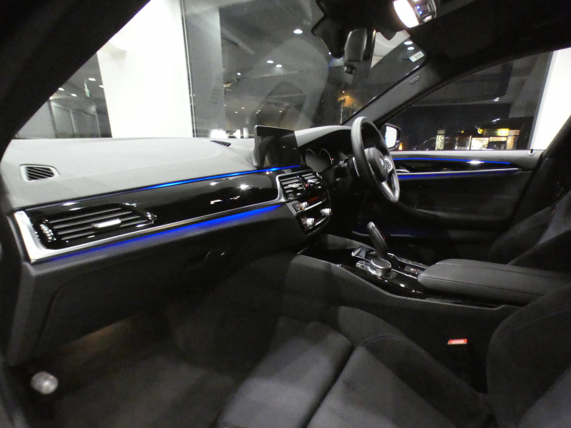 BMW 5シリーズ 523i Mｽﾎﾟｰﾂ　ｺﾝﾌｫA Dｱｼｽﾄ+ 追ACC ﾚｰﾝCHW 衝突軽減 ｸﾛｽ/ｱﾙｶﾝﾀｰﾗｼｰﾄ  iﾄﾞﾗｲﾌﾞﾅﾋﾞ(第6世代ﾀｯﾁP対応) ☆harman/kardon 全周囲ｶﾒﾗ PDC ☆ﾍｯﾄﾞｱｯﾌﾟDSP LEDﾗｲﾄ ｵｰﾄﾄﾗﾝｸ Mｽﾎﾟｰﾂｴｱﾛ&19AW　2年保証