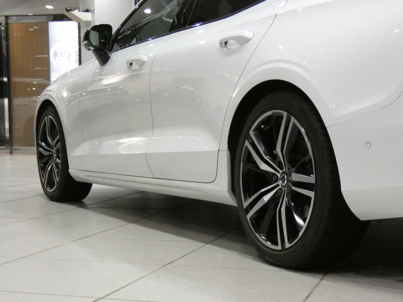 ボルボ S60 S60 B5 Rﾃﾞｻﾞｲﾝ　 ｼﾃｨｾｰﾌﾃｨ ACC･BLIS 黒半革 全席ﾋｰﾀｰ ☆ﾊﾟﾉﾗﾏSR ☆革張りﾀﾞｯｼｭﾎﾞｰﾄﾞ ﾀｯﾁｽｸﾘｰﾝHDDﾅﾋﾞ ☆B&Wｻｳﾝﾄﾞ全周囲ｶﾒﾗ ﾜｲﾔﾚｽCH ﾍｯﾄﾞｱｯﾌﾟDSP LEDﾗｲﾄ Rﾃﾞｻﾞｲﾝ専用ｴｸｽﾃﾘｱ ☆OP19AW　2年保証