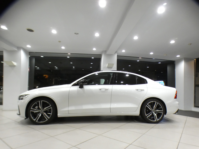 ボルボ S60 S60 B5 Rﾃﾞｻﾞｲﾝ　 ｼﾃｨｾｰﾌﾃｨ ACC･BLIS 黒半革 全席ﾋｰﾀｰ ☆ﾊﾟﾉﾗﾏSR ☆革張りﾀﾞｯｼｭﾎﾞｰﾄﾞ ﾀｯﾁｽｸﾘｰﾝHDDﾅﾋﾞ ☆B&Wｻｳﾝﾄﾞ全周囲ｶﾒﾗ ﾜｲﾔﾚｽCH ﾍｯﾄﾞｱｯﾌﾟDSP LEDﾗｲﾄ Rﾃﾞｻﾞｲﾝ専用ｴｸｽﾃﾘｱ ☆OP19AW　2年保証