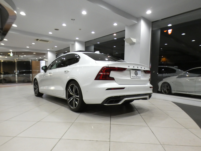 ボルボ S60 S60 B5 Rﾃﾞｻﾞｲﾝ　 ｼﾃｨｾｰﾌﾃｨ ACC･BLIS 黒半革 全席ﾋｰﾀｰ ☆ﾊﾟﾉﾗﾏSR ☆革張りﾀﾞｯｼｭﾎﾞｰﾄﾞ ﾀｯﾁｽｸﾘｰﾝHDDﾅﾋﾞ ☆B&Wｻｳﾝﾄﾞ全周囲ｶﾒﾗ ﾜｲﾔﾚｽCH ﾍｯﾄﾞｱｯﾌﾟDSP LEDﾗｲﾄ Rﾃﾞｻﾞｲﾝ専用ｴｸｽﾃﾘｱ ☆OP19AW　2年保証