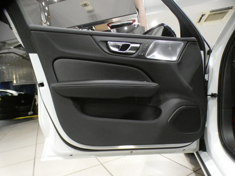 ボルボ S60 S60 B5 Rﾃﾞｻﾞｲﾝ　 ｼﾃｨｾｰﾌﾃｨ ACC･BLIS 黒半革 全席ﾋｰﾀｰ ☆ﾊﾟﾉﾗﾏSR ☆革張りﾀﾞｯｼｭﾎﾞｰﾄﾞ ﾀｯﾁｽｸﾘｰﾝHDDﾅﾋﾞ ☆B&Wｻｳﾝﾄﾞ全周囲ｶﾒﾗ ﾜｲﾔﾚｽCH ﾍｯﾄﾞｱｯﾌﾟDSP LEDﾗｲﾄ Rﾃﾞｻﾞｲﾝ専用ｴｸｽﾃﾘｱ ☆OP19AW　2年保証