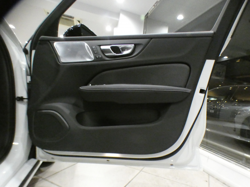 ボルボ S60 S60 B5 Rﾃﾞｻﾞｲﾝ　 ｼﾃｨｾｰﾌﾃｨ ACC･BLIS 黒半革 全席ﾋｰﾀｰ ☆ﾊﾟﾉﾗﾏSR ☆革張りﾀﾞｯｼｭﾎﾞｰﾄﾞ ﾀｯﾁｽｸﾘｰﾝHDDﾅﾋﾞ ☆B&Wｻｳﾝﾄﾞ全周囲ｶﾒﾗ ﾜｲﾔﾚｽCH ﾍｯﾄﾞｱｯﾌﾟDSP LEDﾗｲﾄ Rﾃﾞｻﾞｲﾝ専用ｴｸｽﾃﾘｱ ☆OP19AW　2年保証