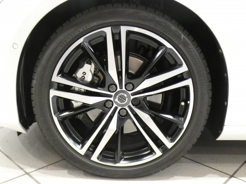ボルボ S60 S60 B5 Rﾃﾞｻﾞｲﾝ　 ｼﾃｨｾｰﾌﾃｨ ACC･BLIS 黒半革 全席ﾋｰﾀｰ ☆ﾊﾟﾉﾗﾏSR ☆革張りﾀﾞｯｼｭﾎﾞｰﾄﾞ ﾀｯﾁｽｸﾘｰﾝHDDﾅﾋﾞ ☆B&Wｻｳﾝﾄﾞ全周囲ｶﾒﾗ ﾜｲﾔﾚｽCH ﾍｯﾄﾞｱｯﾌﾟDSP LEDﾗｲﾄ Rﾃﾞｻﾞｲﾝ専用ｴｸｽﾃﾘｱ ☆OP19AW　2年保証