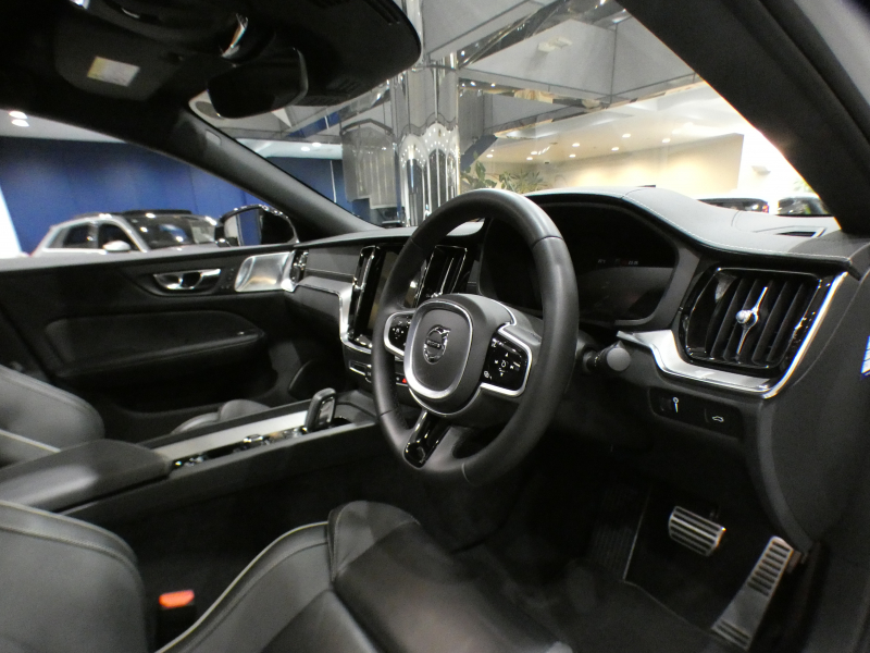 ボルボ S60 S60 B5 Rﾃﾞｻﾞｲﾝ　 ｼﾃｨｾｰﾌﾃｨ ACC･BLIS 黒半革 全席ﾋｰﾀｰ ☆ﾊﾟﾉﾗﾏSR ☆革張りﾀﾞｯｼｭﾎﾞｰﾄﾞ ﾀｯﾁｽｸﾘｰﾝHDDﾅﾋﾞ ☆B&Wｻｳﾝﾄﾞ全周囲ｶﾒﾗ ﾜｲﾔﾚｽCH ﾍｯﾄﾞｱｯﾌﾟDSP LEDﾗｲﾄ Rﾃﾞｻﾞｲﾝ専用ｴｸｽﾃﾘｱ ☆OP19AW　2年保証