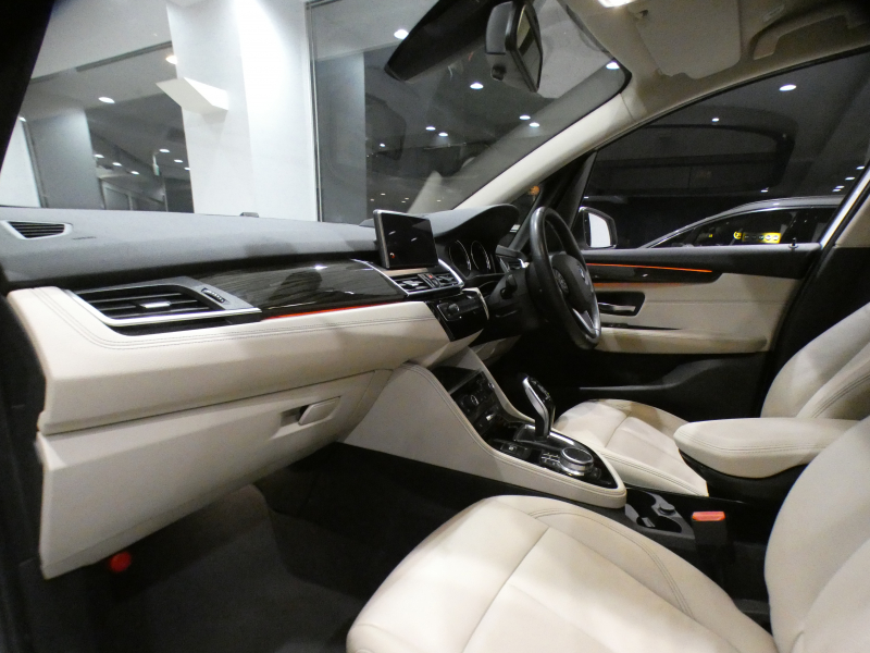 BMW 2シリーズ 218iｸﾞﾗﾝﾂｱﾗｰ ﾗｸﾞｼﾞｭｱﾘｰ ADｾｰﾌﾃｨPKG　☆有償ｶﾗｰ ☆後期 追ACC ﾚｰﾝDW 白革 ﾋｰﾀｰ iﾄﾞﾗｲﾌﾞﾅﾋﾞ(第6世代ﾀｯﾁP対応) ﾍｯﾄﾞｱｯﾌﾟDSP Bｶﾒﾗ PDC LEDﾗｲﾄ ｵｰﾄﾃｰﾙｹﾞｰﾄ　2年保証