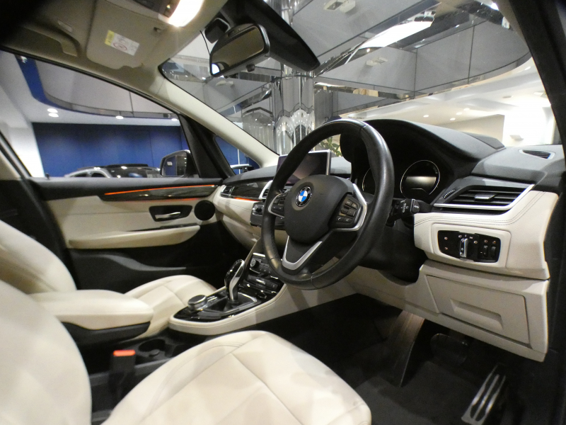 BMW 2シリーズ 218iｸﾞﾗﾝﾂｱﾗｰ ﾗｸﾞｼﾞｭｱﾘｰ ADｾｰﾌﾃｨPKG　☆有償ｶﾗｰ ☆後期 追ACC ﾚｰﾝDW 白革 ﾋｰﾀｰ iﾄﾞﾗｲﾌﾞﾅﾋﾞ(第6世代ﾀｯﾁP対応) ﾍｯﾄﾞｱｯﾌﾟDSP Bｶﾒﾗ PDC LEDﾗｲﾄ ｵｰﾄﾃｰﾙｹﾞｰﾄ　2年保証