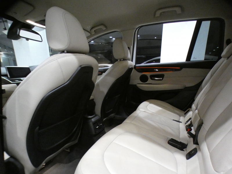 BMW 2シリーズ 218iｸﾞﾗﾝﾂｱﾗｰ ﾗｸﾞｼﾞｭｱﾘｰ ADｾｰﾌﾃｨPKG　☆有償ｶﾗｰ ☆後期 追ACC ﾚｰﾝDW 白革 ﾋｰﾀｰ iﾄﾞﾗｲﾌﾞﾅﾋﾞ(第6世代ﾀｯﾁP対応) ﾍｯﾄﾞｱｯﾌﾟDSP Bｶﾒﾗ PDC LEDﾗｲﾄ ｵｰﾄﾃｰﾙｹﾞｰﾄ　2年保証