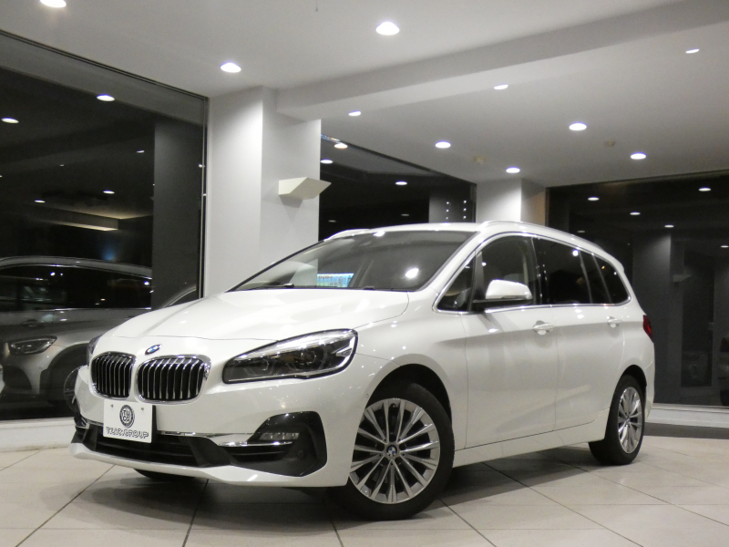 BMW 2シリーズ 218iｸﾞﾗﾝﾂｱﾗｰ ﾗｸﾞｼﾞｭｱﾘｰ ADｾｰﾌﾃｨPKG　☆有償ｶﾗｰ ☆後期 追ACC ﾚｰﾝDW 白革 ﾋｰﾀｰ iﾄﾞﾗｲﾌﾞﾅﾋﾞ(第6世代ﾀｯﾁP対応) ﾍｯﾄﾞｱｯﾌﾟDSP Bｶﾒﾗ PDC LEDﾗｲﾄ ｵｰﾄﾃｰﾙｹﾞｰﾄ　2年保証