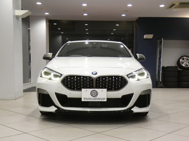 BMW 2シリーズ M235i Xﾄﾞﾗｲﾌﾞ ｸﾞﾗﾝｸｰﾍﾟ　ｺﾝﾌｫA Dｱｼｽﾄ 追ACC ﾚｰﾝDW 衝突軽減 半革 ﾋｰﾀｰ iﾄﾞﾗｲﾌﾞﾅﾋﾞ(第7世代) Bｶﾒﾗ PDC LEDﾗｲﾄ ｱﾝﾋﾞｴﾝﾄﾗｲﾄ 専用ｴｸｽﾃﾘｱ&18AW 306ps　2年保証