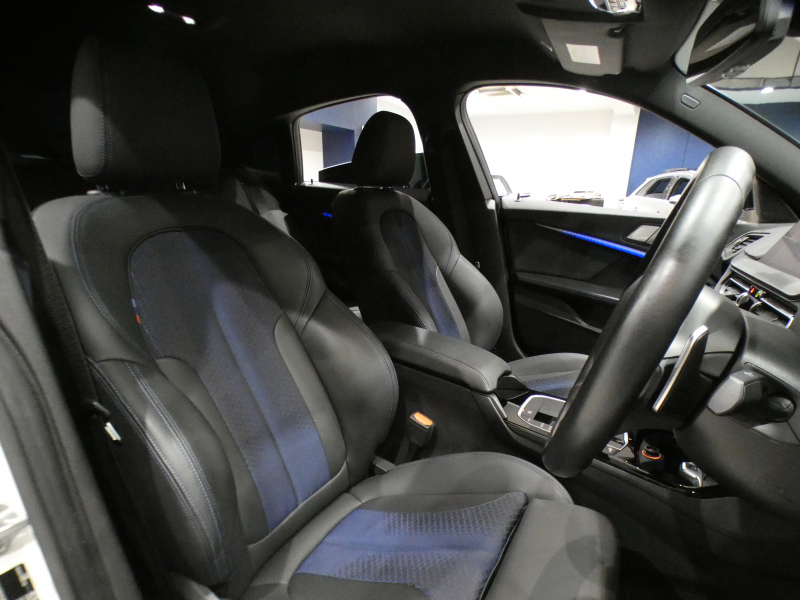 BMW 2シリーズ M235i Xﾄﾞﾗｲﾌﾞ ｸﾞﾗﾝｸｰﾍﾟ　ｺﾝﾌｫA Dｱｼｽﾄ 追ACC ﾚｰﾝDW 衝突軽減 半革 ﾋｰﾀｰ iﾄﾞﾗｲﾌﾞﾅﾋﾞ(第7世代) Bｶﾒﾗ PDC LEDﾗｲﾄ ｱﾝﾋﾞｴﾝﾄﾗｲﾄ 専用ｴｸｽﾃﾘｱ&18AW 306ps　2年保証