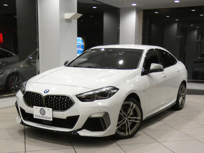 BMW 2シリーズ M235i Xﾄﾞﾗｲﾌﾞ ｸﾞﾗﾝｸｰﾍﾟ　ｺﾝﾌｫA Dｱｼｽﾄ 追ACC ﾚｰﾝDW 衝突軽減 半革 ﾋｰﾀｰ iﾄﾞﾗｲﾌﾞﾅﾋﾞ(第7世代) Bｶﾒﾗ PDC LEDﾗｲﾄ ｱﾝﾋﾞｴﾝﾄﾗｲﾄ 専用ｴｸｽﾃﾘｱ&18AW 306ps　2年保証