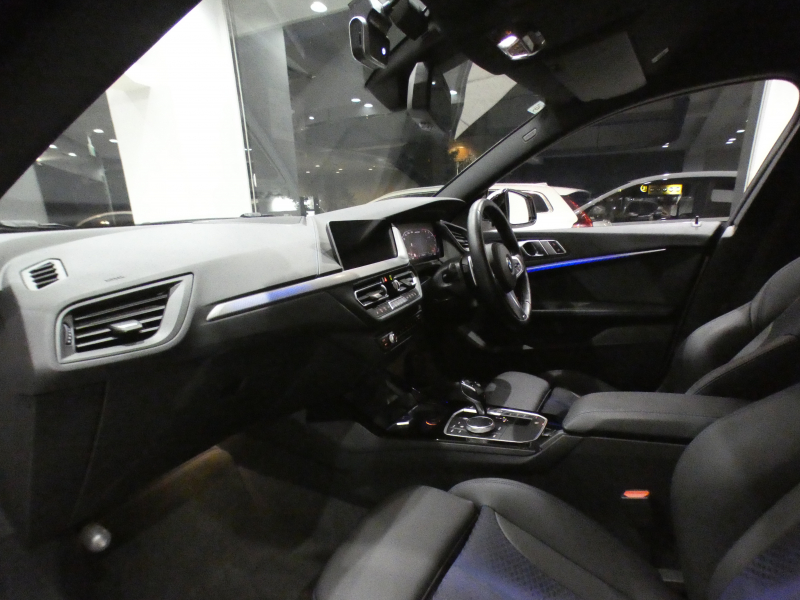 BMW 2シリーズ M235i Xﾄﾞﾗｲﾌﾞ ｸﾞﾗﾝｸｰﾍﾟ　ｺﾝﾌｫA Dｱｼｽﾄ 追ACC ﾚｰﾝDW 衝突軽減 半革 ﾋｰﾀｰ iﾄﾞﾗｲﾌﾞﾅﾋﾞ(第7世代) Bｶﾒﾗ PDC LEDﾗｲﾄ ｱﾝﾋﾞｴﾝﾄﾗｲﾄ 専用ｴｸｽﾃﾘｱ&18AW 306ps　2年保証