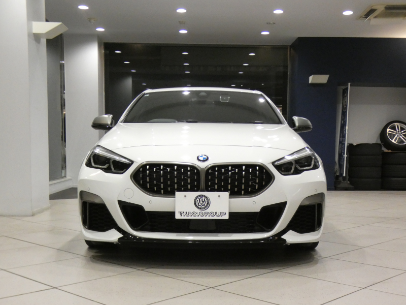 BMW 2シリーズ M235i Xﾄﾞﾗｲﾌﾞ ｸﾞﾗﾝｸｰﾍﾟ　ｺﾝﾌｫA Dｱｼｽﾄ 追ACC ﾚｰﾝDW 衝突軽減 半革 ﾋｰﾀｰ iﾄﾞﾗｲﾌﾞﾅﾋﾞ(第7世代) Bｶﾒﾗ PDC LEDﾗｲﾄ ｱﾝﾋﾞｴﾝﾄﾗｲﾄ 専用ｴｸｽﾃﾘｱ&18AW 306ps　2年保証