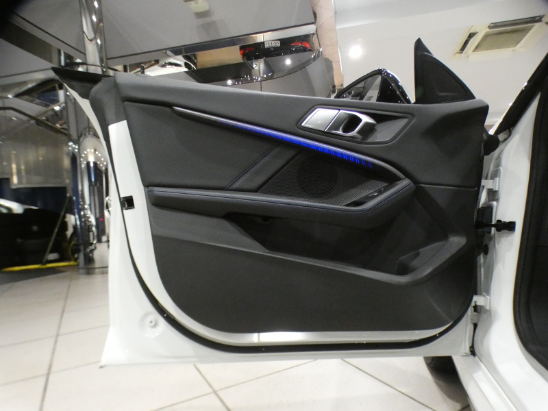 BMW 2シリーズ M235i Xﾄﾞﾗｲﾌﾞ ｸﾞﾗﾝｸｰﾍﾟ　ｺﾝﾌｫA Dｱｼｽﾄ 追ACC ﾚｰﾝDW 衝突軽減 半革 ﾋｰﾀｰ iﾄﾞﾗｲﾌﾞﾅﾋﾞ(第7世代) Bｶﾒﾗ PDC LEDﾗｲﾄ ｱﾝﾋﾞｴﾝﾄﾗｲﾄ 専用ｴｸｽﾃﾘｱ&18AW 306ps　2年保証