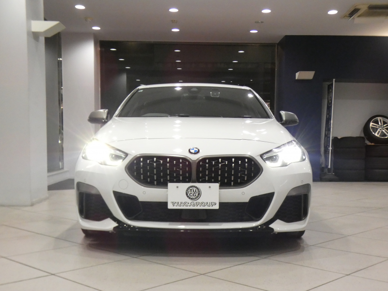 BMW 2シリーズ M235i Xﾄﾞﾗｲﾌﾞ ｸﾞﾗﾝｸｰﾍﾟ　ｺﾝﾌｫA Dｱｼｽﾄ 追ACC ﾚｰﾝDW 衝突軽減 半革 ﾋｰﾀｰ iﾄﾞﾗｲﾌﾞﾅﾋﾞ(第7世代) Bｶﾒﾗ PDC LEDﾗｲﾄ ｱﾝﾋﾞｴﾝﾄﾗｲﾄ 専用ｴｸｽﾃﾘｱ&18AW 306ps　2年保証