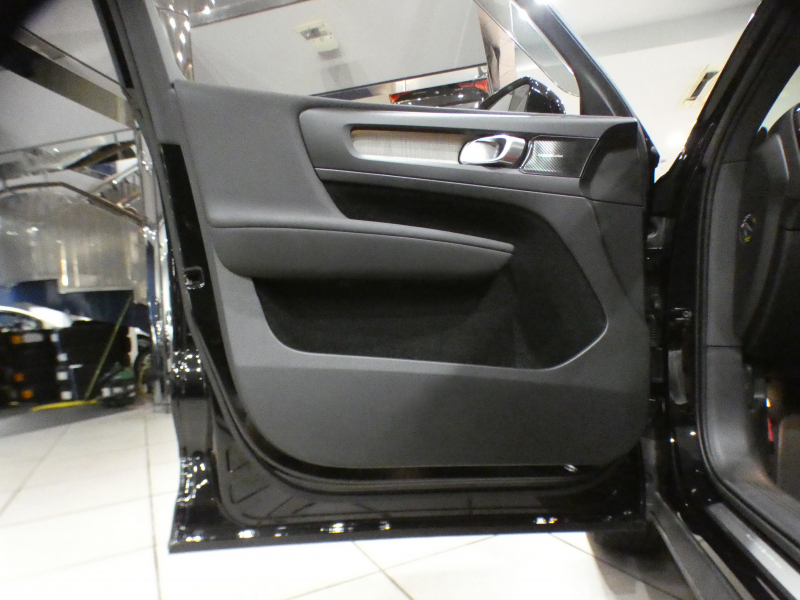 ボルボ XC40 XC40 T5 AWD ｲﾝｽｸﾘﾌﾟｼｮﾝ　☆1ｵｰﾅｰ 追ACC･LKA･ BLIS 赤革 ☆全席ﾋｰﾀｰ☆ｻﾝﾙｰﾌ ☆ｸﾘｽﾀﾙｼﾌﾄ ﾀｯﾁｽｸﾘｰﾝHDDﾅﾋﾞ harmank 全周囲ｶﾒﾗ ﾜｲﾔﾚｽCH LEDﾗｲﾄ ｵｰﾄﾃｰﾙｹﾞｰﾄ 19AW　2年保証