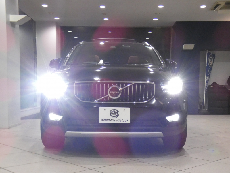 ボルボ XC40 XC40 T5 AWD ｲﾝｽｸﾘﾌﾟｼｮﾝ　☆1ｵｰﾅｰ 追ACC･LKA･ BLIS 赤革 ☆全席ﾋｰﾀｰ☆ｻﾝﾙｰﾌ ☆ｸﾘｽﾀﾙｼﾌﾄ ﾀｯﾁｽｸﾘｰﾝHDDﾅﾋﾞ harmank 全周囲ｶﾒﾗ ﾜｲﾔﾚｽCH LEDﾗｲﾄ ｵｰﾄﾃｰﾙｹﾞｰﾄ 19AW　2年保証