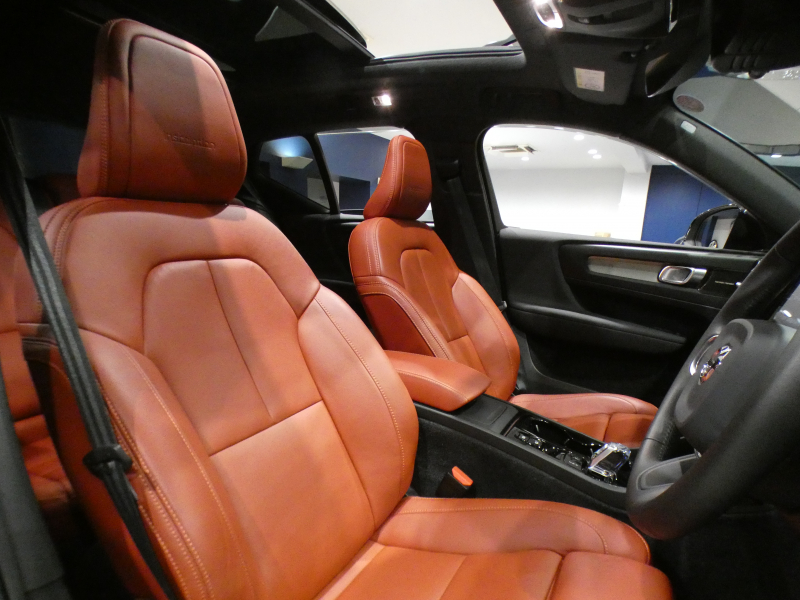 ボルボ XC40 XC40 T5 AWD ｲﾝｽｸﾘﾌﾟｼｮﾝ　☆1ｵｰﾅｰ 追ACC･LKA･ BLIS 赤革 ☆全席ﾋｰﾀｰ☆ｻﾝﾙｰﾌ ☆ｸﾘｽﾀﾙｼﾌﾄ ﾀｯﾁｽｸﾘｰﾝHDDﾅﾋﾞ harmank 全周囲ｶﾒﾗ ﾜｲﾔﾚｽCH LEDﾗｲﾄ ｵｰﾄﾃｰﾙｹﾞｰﾄ 19AW　2年保証
