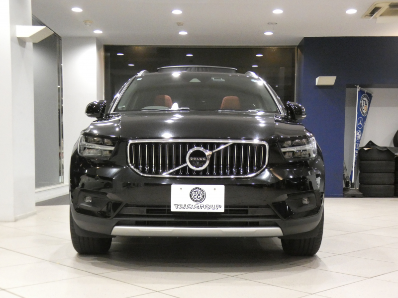 ボルボ XC40 XC40 T5 AWD ｲﾝｽｸﾘﾌﾟｼｮﾝ　☆1ｵｰﾅｰ 追ACC･LKA･ BLIS 赤革 ☆全席ﾋｰﾀｰ☆ｻﾝﾙｰﾌ ☆ｸﾘｽﾀﾙｼﾌﾄ ﾀｯﾁｽｸﾘｰﾝHDDﾅﾋﾞ harmank 全周囲ｶﾒﾗ ﾜｲﾔﾚｽCH LEDﾗｲﾄ ｵｰﾄﾃｰﾙｹﾞｰﾄ 19AW　2年保証