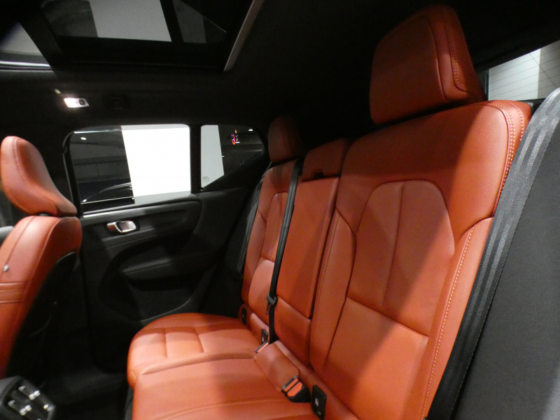 ボルボ XC40 XC40 T5 AWD ｲﾝｽｸﾘﾌﾟｼｮﾝ　☆1ｵｰﾅｰ 追ACC･LKA･ BLIS 赤革 ☆全席ﾋｰﾀｰ☆ｻﾝﾙｰﾌ ☆ｸﾘｽﾀﾙｼﾌﾄ ﾀｯﾁｽｸﾘｰﾝHDDﾅﾋﾞ harmank 全周囲ｶﾒﾗ ﾜｲﾔﾚｽCH LEDﾗｲﾄ ｵｰﾄﾃｰﾙｹﾞｰﾄ 19AW　2年保証