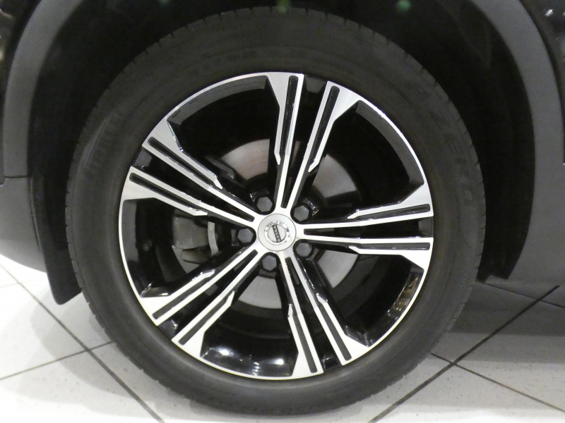 ボルボ XC40 XC40 T5 AWD ｲﾝｽｸﾘﾌﾟｼｮﾝ　☆1ｵｰﾅｰ 追ACC･LKA･ BLIS 赤革 ☆全席ﾋｰﾀｰ☆ｻﾝﾙｰﾌ ☆ｸﾘｽﾀﾙｼﾌﾄ ﾀｯﾁｽｸﾘｰﾝHDDﾅﾋﾞ harmank 全周囲ｶﾒﾗ ﾜｲﾔﾚｽCH LEDﾗｲﾄ ｵｰﾄﾃｰﾙｹﾞｰﾄ 19AW　2年保証