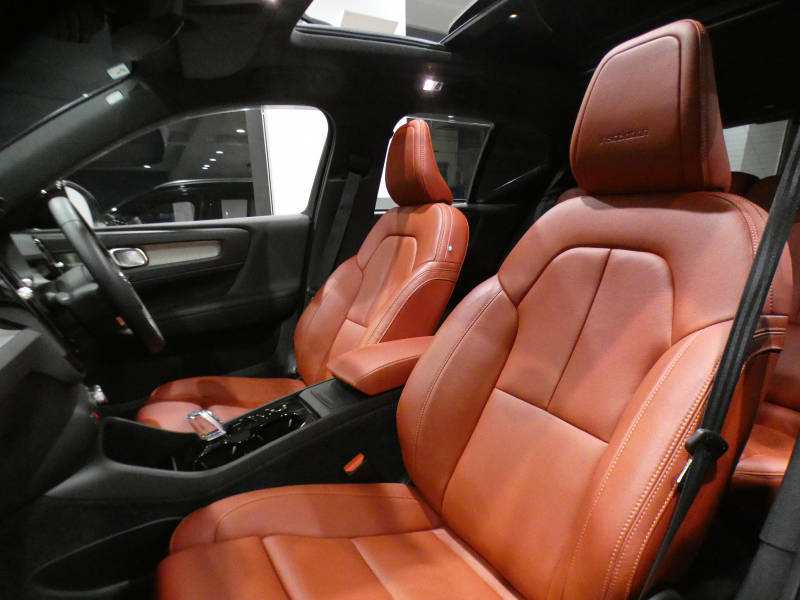 ボルボ XC40 XC40 T5 AWD ｲﾝｽｸﾘﾌﾟｼｮﾝ　☆1ｵｰﾅｰ 追ACC･LKA･ BLIS 赤革 ☆全席ﾋｰﾀｰ☆ｻﾝﾙｰﾌ ☆ｸﾘｽﾀﾙｼﾌﾄ ﾀｯﾁｽｸﾘｰﾝHDDﾅﾋﾞ harmank 全周囲ｶﾒﾗ ﾜｲﾔﾚｽCH LEDﾗｲﾄ ｵｰﾄﾃｰﾙｹﾞｰﾄ 19AW　2年保証