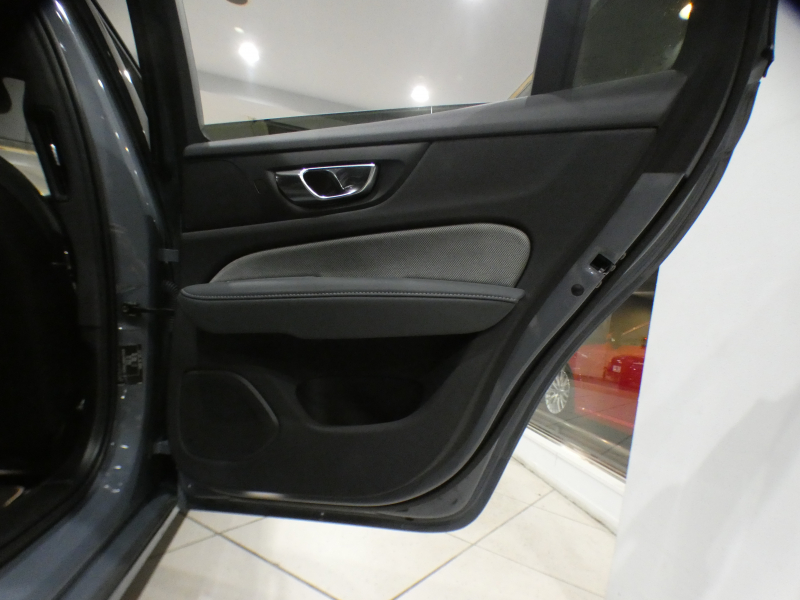 ボルボ V60 V60 B5 Rﾃﾞｻﾞｲﾝ　ｼﾃｨｾｰﾌﾃｨ 追ACC･BLIS 黒半革 ☆全席ﾋｰﾀｰ ☆ｽﾃｱﾋｰﾀｰ ﾀｯﾁｽｸﾘｰﾝHDDﾅﾋﾞTV harman/K 全周囲ｶﾒﾗ ﾍｯﾄﾞｱｯﾌﾟDSP LEDﾗｲﾄ Rﾃﾞｻﾞｲﾝ専用ｴｸｽﾃﾘｱ ☆OP19AW B5ｴﾝｼﾞﾝ+ﾓｰﾀｰ　2年保証