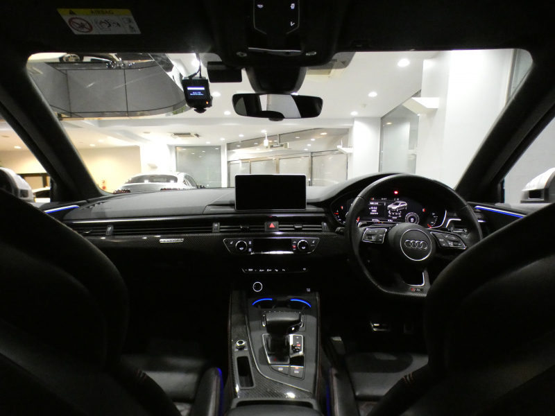 アウディ RS4アバント RS4ｱﾊﾞﾝﾄ   ｶｰﾎﾞﾝｽﾀｲﾘﾝｸﾞPKG　ADVｷｰ 追ACC ﾚｰﾝ&ｻｲﾄﾞｱｼｽﾄ ｱｳﾃﾞｨﾌﾟﾚｾﾝｽ 黒革 全席ﾋｰﾀｰ MMIﾅﾋﾞ ﾊﾞｰﾁｬﾙCP B&Oｻｳﾝﾄﾞ 全周囲ｶﾒﾗ PDC ﾏﾄﾘｸｽLED 専用ｴｸｽﾃﾘｱ&20AW RSｽﾎﾟｰﾂEX 450ps　2年保証