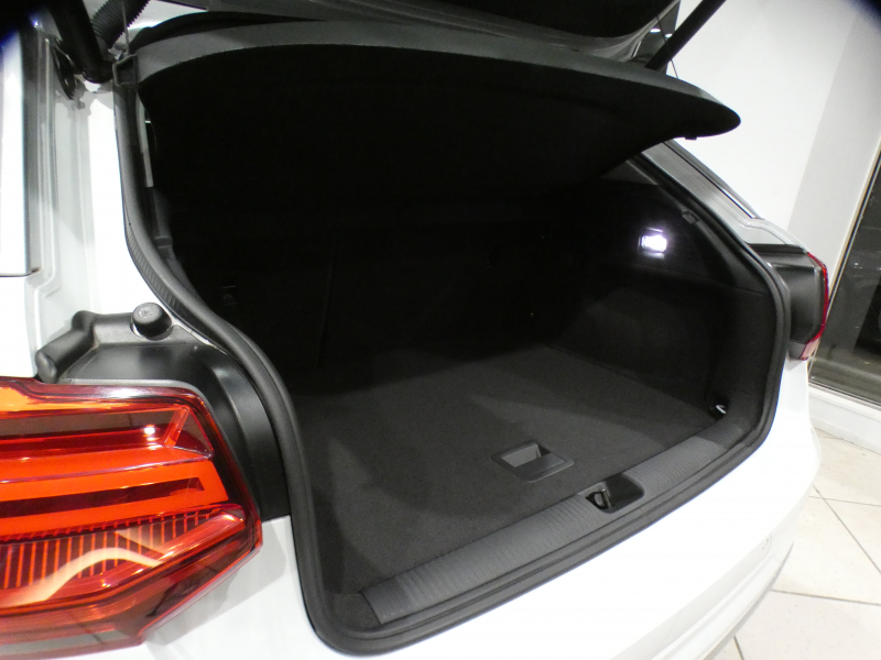 アウディ Q2 Q2 30TFSIｽﾎﾟｰﾂ ｱｼｽﾀﾝｽPKG　ADVｷｰ 追ACC ﾚｰﾝ&ｻｲﾄﾞｱｼｽﾄ 衝突軽減  ﾋｰﾀｰ MMIﾅﾋﾞ ﾊﾞｰﾁｬﾙCP TV ｽﾏｰﾄﾌｫﾝIF Bｶﾒﾗ PDC LEDﾗｲﾄ ｵｰﾄﾃｰﾙｹﾞｰﾄ 17AW 　2年保証