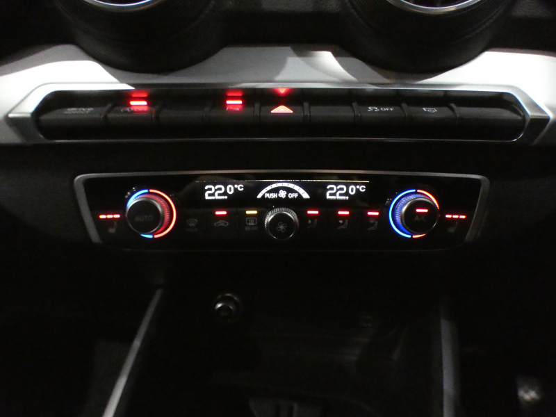 アウディ Q2 Q2 30TFSIｽﾎﾟｰﾂ ｱｼｽﾀﾝｽPKG　ADVｷｰ 追ACC ﾚｰﾝ&ｻｲﾄﾞｱｼｽﾄ 衝突軽減  ﾋｰﾀｰ MMIﾅﾋﾞ ﾊﾞｰﾁｬﾙCP TV ｽﾏｰﾄﾌｫﾝIF Bｶﾒﾗ PDC LEDﾗｲﾄ ｵｰﾄﾃｰﾙｹﾞｰﾄ 17AW 　2年保証