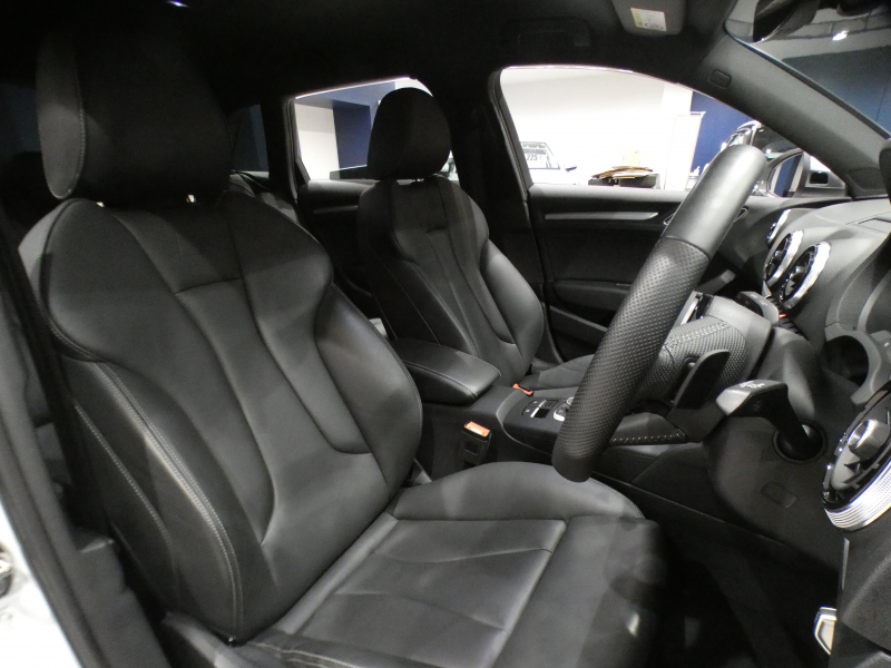 アウディ S3 S3ｽﾎﾟｰﾂﾊﾞｯｸ  ｱｼｽﾀﾝｽPKG　後期 追ACC ﾚｰﾝ&ｻｲﾄﾞｱｼｽﾄ ☆黒ﾅｯﾊﾟ革 ﾋｰﾀｰ ☆B&Oｻｳﾝﾄﾞ MMIﾅﾋﾞ ﾊﾞｰﾁｬﾙCP ｽﾏｰﾄﾌｫﾝIF Bｶﾒﾗ PDC ﾏﾄﾘｸｽLED ☆ﾚﾑｽﾏﾌﾗｰ 専用ｴｸｽﾃﾘｱ&18AW 赤ｷｬﾘﾊﾟｰ H&Rﾀﾞｳﾝｻｽ 290ps　2年保証