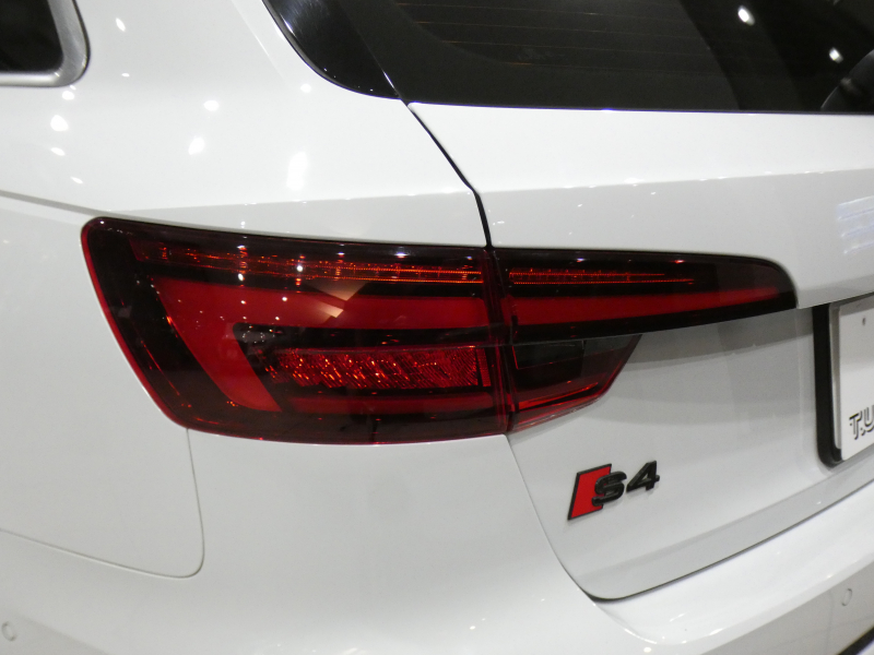 アウディ S4 S4ｱﾊﾞﾝﾄ ﾚｻﾞｰ&ｱｼｽﾀﾝｽPKG　ADVｷｰ 追ACC ﾚｰﾝ&ｻｲﾄﾞｱｼｽﾄ ｱｳﾃﾞｨﾌﾟﾚｾﾝｽ 黒革 ☆全席ﾋｰﾀｰ ☆ﾏｯｻｰｼﾞ機能 MMIﾅﾋﾞ ﾊﾞｰﾁｬﾙCP ☆全周囲ｶﾒﾗ PDC ﾏﾄﾘｸｽLED 専用ｴｸｽﾃﾘｱ&18AW 赤ｷｬﾘﾊﾟｰ 354ps　2年保証