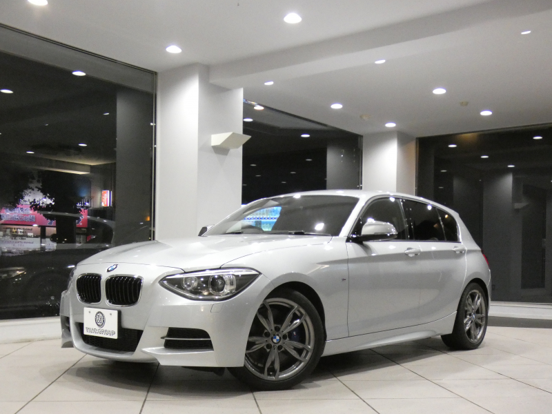 BMW 1シリーズ M135i ﾊﾟｰｷﾝｸﾞｻﾎﾟｰﾄPKG　ｺﾝﾌｫA 黒革 ﾋｰﾀｰ iDriveﾅﾋﾞ(CIC) BTｵｰﾃﾞｨｵ ☆Bｶﾒﾗ Rｾﾝｻｰ ｷｾﾉﾝ 専用ｴｸｽﾃﾘｱ&18AW 326ps　2年保証