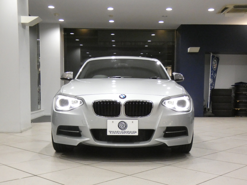 BMW 1シリーズ M135i ﾊﾟｰｷﾝｸﾞｻﾎﾟｰﾄPKG　ｺﾝﾌｫA 黒革 ﾋｰﾀｰ iDriveﾅﾋﾞ(CIC) BTｵｰﾃﾞｨｵ ☆Bｶﾒﾗ Rｾﾝｻｰ ｷｾﾉﾝ 専用ｴｸｽﾃﾘｱ&18AW 326ps　2年保証