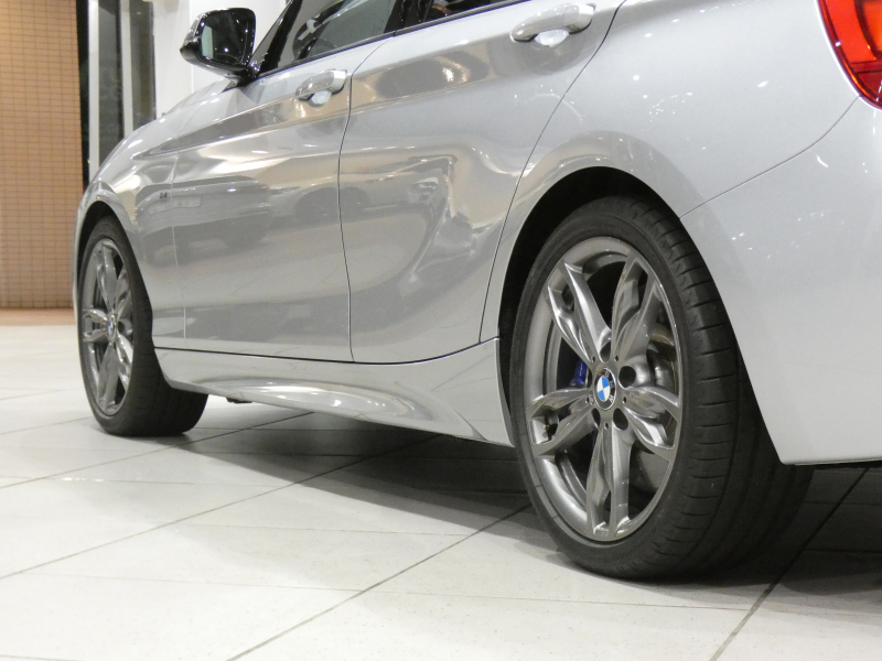 BMW 1シリーズ M135i ﾊﾟｰｷﾝｸﾞｻﾎﾟｰﾄPKG　ｺﾝﾌｫA 黒革 ﾋｰﾀｰ iDriveﾅﾋﾞ(CIC) BTｵｰﾃﾞｨｵ ☆Bｶﾒﾗ Rｾﾝｻｰ ｷｾﾉﾝ 専用ｴｸｽﾃﾘｱ&18AW 326ps　2年保証