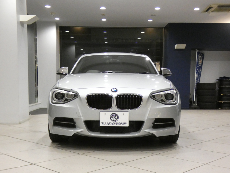 BMW 1シリーズ M135i ﾊﾟｰｷﾝｸﾞｻﾎﾟｰﾄPKG　ｺﾝﾌｫA 黒革 ﾋｰﾀｰ iDriveﾅﾋﾞ(CIC) BTｵｰﾃﾞｨｵ ☆Bｶﾒﾗ Rｾﾝｻｰ ｷｾﾉﾝ 専用ｴｸｽﾃﾘｱ&18AW 326ps　2年保証