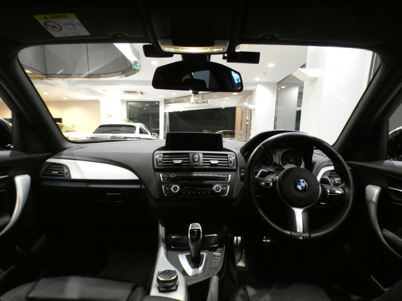 BMW 1シリーズ M135i ﾊﾟｰｷﾝｸﾞｻﾎﾟｰﾄPKG　ｺﾝﾌｫA 黒革 ﾋｰﾀｰ iDriveﾅﾋﾞ(CIC) BTｵｰﾃﾞｨｵ ☆Bｶﾒﾗ Rｾﾝｻｰ ｷｾﾉﾝ 専用ｴｸｽﾃﾘｱ&18AW 326ps　2年保証