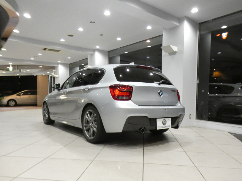 BMW 1シリーズ M135i ﾊﾟｰｷﾝｸﾞｻﾎﾟｰﾄPKG　ｺﾝﾌｫA 黒革 ﾋｰﾀｰ iDriveﾅﾋﾞ(CIC) BTｵｰﾃﾞｨｵ ☆Bｶﾒﾗ Rｾﾝｻｰ ｷｾﾉﾝ 専用ｴｸｽﾃﾘｱ&18AW 326ps　2年保証