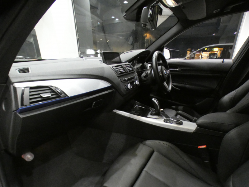 BMW 1シリーズ M135i ﾊﾟｰｷﾝｸﾞｻﾎﾟｰﾄPKG　ｺﾝﾌｫA 黒革 ﾋｰﾀｰ iDriveﾅﾋﾞ(CIC) BTｵｰﾃﾞｨｵ ☆Bｶﾒﾗ Rｾﾝｻｰ ｷｾﾉﾝ 専用ｴｸｽﾃﾘｱ&18AW 326ps　2年保証