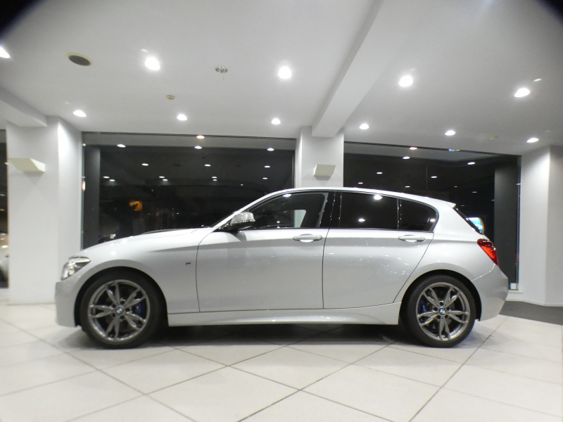 BMW 1シリーズ M135i ﾊﾟｰｷﾝｸﾞｻﾎﾟｰﾄPKG　ｺﾝﾌｫA 黒革 ﾋｰﾀｰ iDriveﾅﾋﾞ(CIC) BTｵｰﾃﾞｨｵ ☆Bｶﾒﾗ Rｾﾝｻｰ ｷｾﾉﾝ 専用ｴｸｽﾃﾘｱ&18AW 326ps　2年保証
