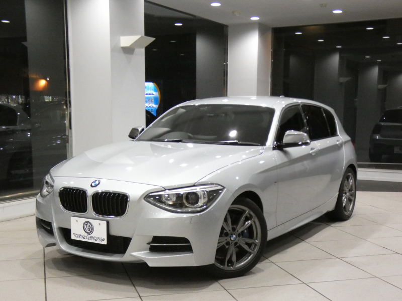 BMW 1シリーズ M135i ﾊﾟｰｷﾝｸﾞｻﾎﾟｰﾄPKG　ｺﾝﾌｫA 黒革 ﾋｰﾀｰ iDriveﾅﾋﾞ(CIC) BTｵｰﾃﾞｨｵ ☆Bｶﾒﾗ Rｾﾝｻｰ ｷｾﾉﾝ 専用ｴｸｽﾃﾘｱ&18AW 326ps　2年保証