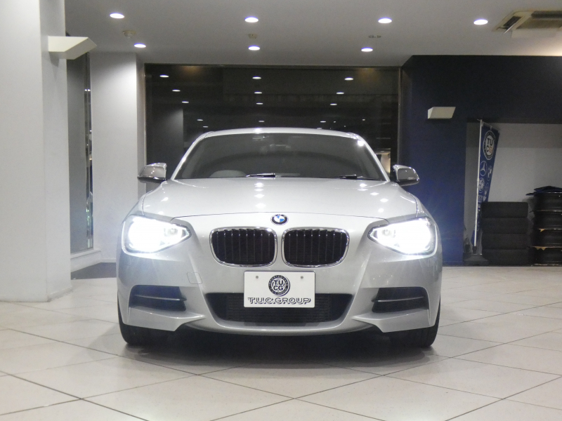 BMW 1シリーズ M135i ﾊﾟｰｷﾝｸﾞｻﾎﾟｰﾄPKG　ｺﾝﾌｫA 黒革 ﾋｰﾀｰ iDriveﾅﾋﾞ(CIC) BTｵｰﾃﾞｨｵ ☆Bｶﾒﾗ Rｾﾝｻｰ ｷｾﾉﾝ 専用ｴｸｽﾃﾘｱ&18AW 326ps　2年保証