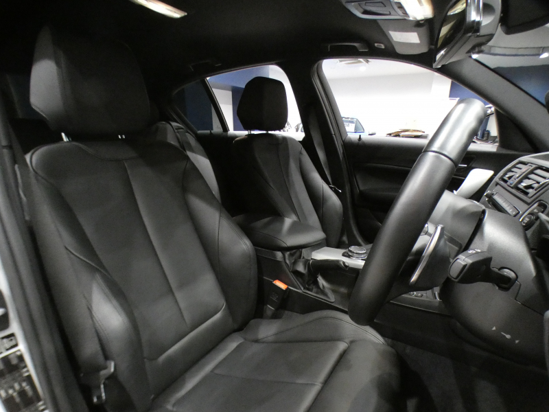 BMW 1シリーズ M135i ﾊﾟｰｷﾝｸﾞｻﾎﾟｰﾄPKG　ｺﾝﾌｫA 黒革 ﾋｰﾀｰ iDriveﾅﾋﾞ(CIC) BTｵｰﾃﾞｨｵ ☆Bｶﾒﾗ Rｾﾝｻｰ ｷｾﾉﾝ 専用ｴｸｽﾃﾘｱ&18AW 326ps　2年保証