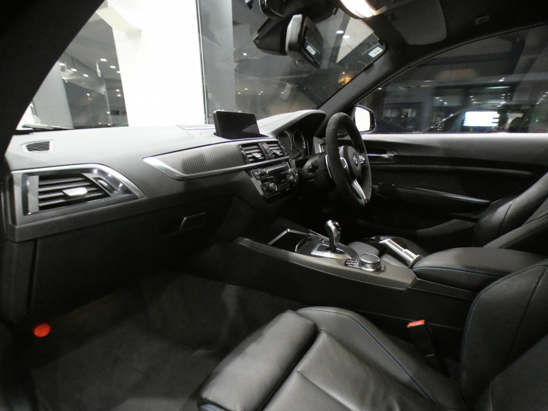 BMW Mシリーズ M2ｸｰﾍﾟ　☆後期 ｺﾝﾌｫA 黒革 ﾋｰﾀｰ ☆CS用ｱﾙｶﾝﾀﾗｽﾃｱﾘﾝｸﾞ ﾀｯﾁP対応iDriveﾅﾋﾞ ☆harman/k ☆TVﾁｭｰﾅｰ Bｶﾒﾗ PDC LEDﾗｲﾄ 専用ｴｸｽﾃﾘｱ&19AW 370ps　2年保証