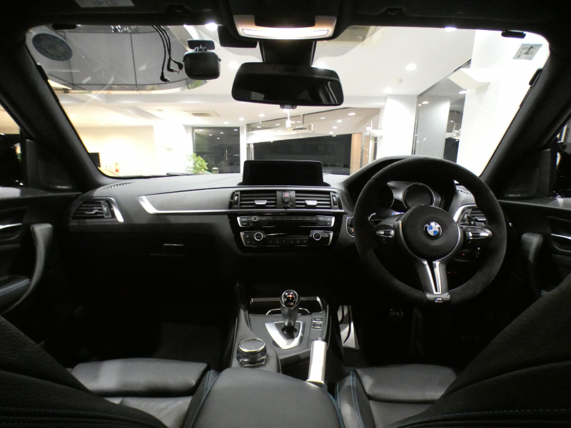 BMW Mシリーズ M2ｸｰﾍﾟ　☆後期 ｺﾝﾌｫA 黒革 ﾋｰﾀｰ ☆CS用ｱﾙｶﾝﾀﾗｽﾃｱﾘﾝｸﾞ ﾀｯﾁP対応iDriveﾅﾋﾞ ☆harman/k ☆TVﾁｭｰﾅｰ Bｶﾒﾗ PDC LEDﾗｲﾄ 専用ｴｸｽﾃﾘｱ&19AW 370ps　2年保証
