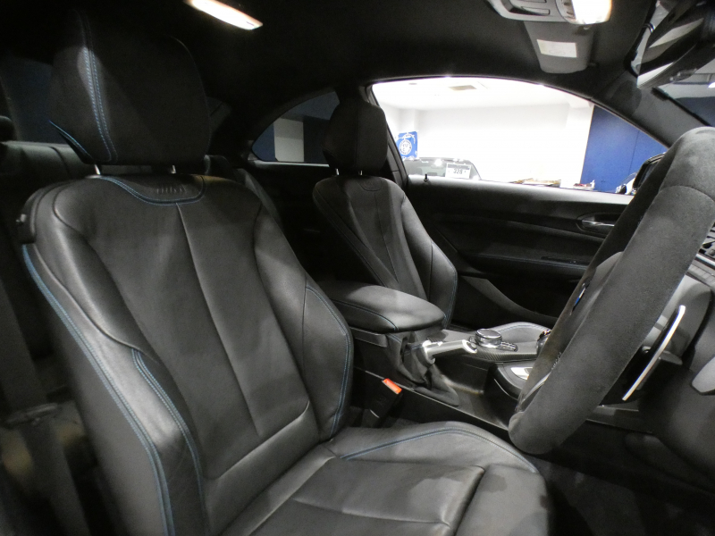 BMW Mシリーズ M2ｸｰﾍﾟ　☆後期 ｺﾝﾌｫA 黒革 ﾋｰﾀｰ ☆CS用ｱﾙｶﾝﾀﾗｽﾃｱﾘﾝｸﾞ ﾀｯﾁP対応iDriveﾅﾋﾞ ☆harman/k ☆TVﾁｭｰﾅｰ Bｶﾒﾗ PDC LEDﾗｲﾄ 専用ｴｸｽﾃﾘｱ&19AW 370ps　2年保証